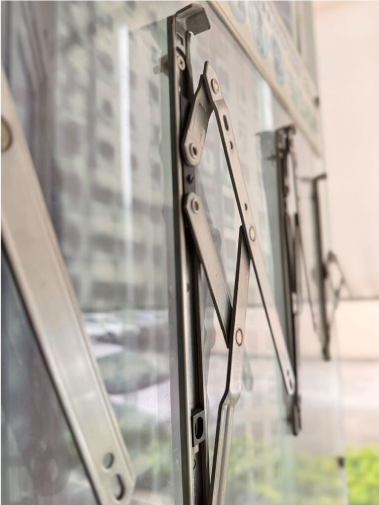 sherma window stay2